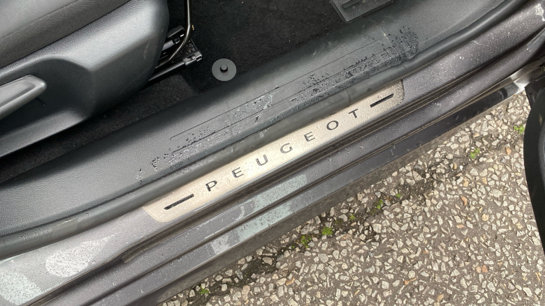 Peugeot 208 1.2 PureTech 100 Allure Premium + 5dr Petrol Hatchback